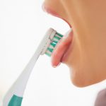 歯ブラシはNG！舌磨きの正しいやり方・頻度と得られる効果は？